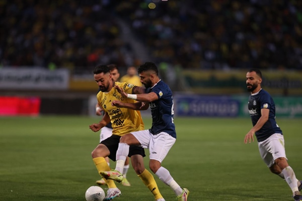 With the direct influence of the referee, the top of the table was taken from Sepahan