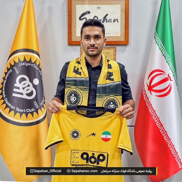 An aggressive midfielder of Sepahan signed his contract extension with this team