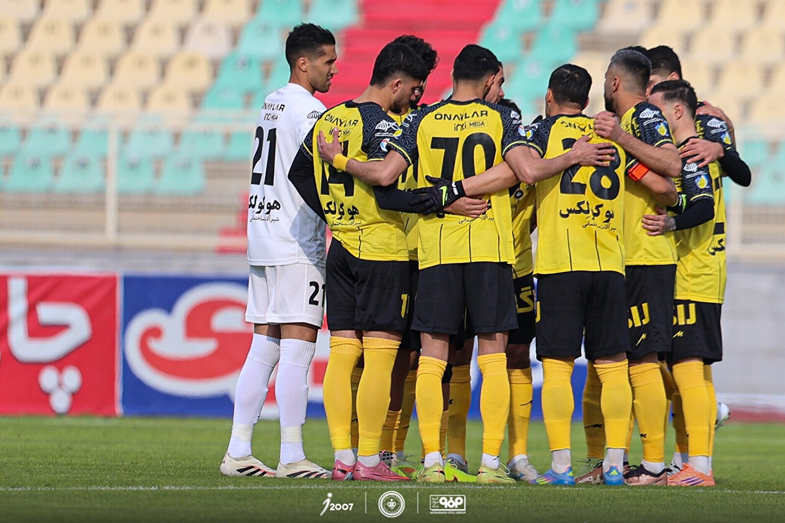 گزارش تصویری تقابل فولاد مبارکه سپاهان و تراکتور