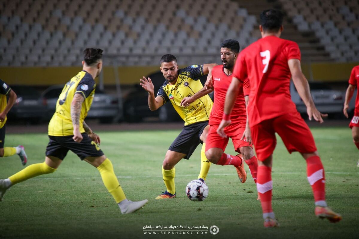 دیدار دوستانه سپاهان و النجف در ورزشگاه نقش‌جهان