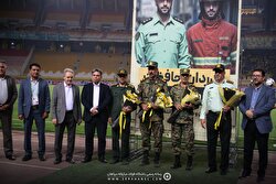 تکریم حافظان ایمنی‌ و امنیت در ورزشگاه نقش‌جهان