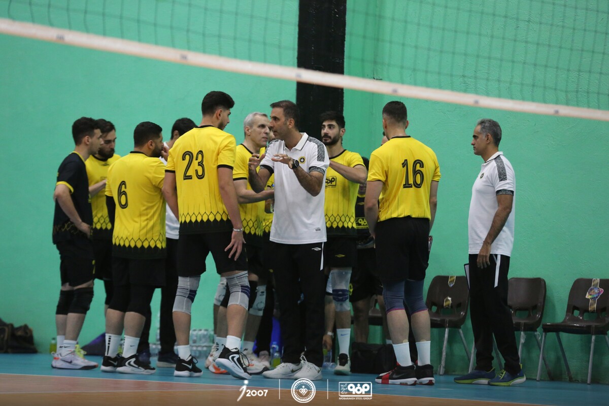 تقابل والیبالیست‌های سپاهان با سایپا در ایستگاه چهارم