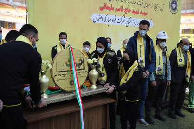 در این مراسم که با حضور تعدادی از ورزشکاران مطرح باشگاه فرهنگی ورزشی سپاهان برگزار شد مدال قهرمانی خودکفایی صنعتی، تولید و توسعه فولاد کشور به مدیرعامل، مدیران، پرسنل و کارگران زحمتکش تقدیم و اهدا گردید