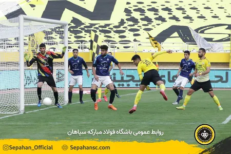 هفته یازدهم لیگ برتر فوتبال فصل 00-99 - استادیوم نقش جهان عکس : یاسر جمالی اختصاصی روابط عمومی