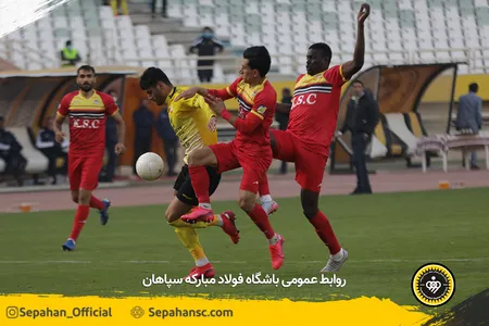 معوقه هفته نهم لیگ برتر فوتبال کشور فصل 00-99 - استادیوم نقش جهان  عکس : یاسر جمالی