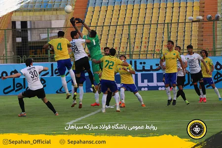 هفته 12 لیگ برتر فوتبال فصل 00-99 -استادیوم شهر آبادان عکس : یاسر جمالی