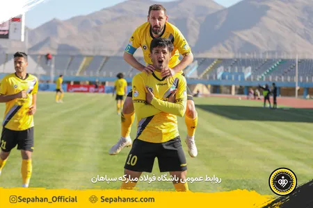 هفته 17 لیگ برتر فصل 00-99 استادیوم شهر اراک - اختصاصی روابط عمومی عکس : یاسر جمالی