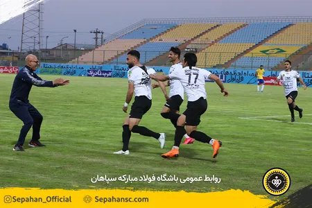 هفته 12 لیگ برتر فوتبال فصل 00-99 -استادیوم شهر آبادان عکس : یاسر جمالی
