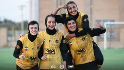 زمین‌گیر شدن ملوانان در خانه طلایی‌پوشان