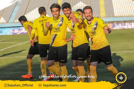 هفته 17 لیگ برتر فصل 00-99 استادیوم شهر اراک - اختصاصی روابط عمومی عکس : یاسر جمالی