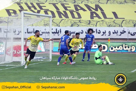 هفته 15 لیگ برتر فوتبال فصل 00-99 - استادیوم نقش جهان عکس : یاسر جمالی
