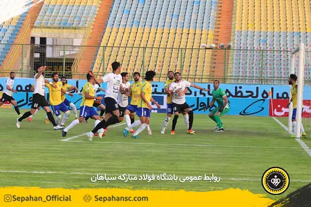 هفته 12 لیگ برتر فوتبال فصل 00-99 -استادیوم شهر آبادان عکس : یاسر جمالی