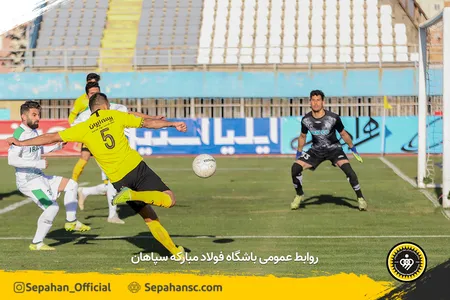 هفته 17 لیگ برتر فصل 00-99 استادیوم شهر اراک - اختصاصی روابط عمومی عکس : یاسر جمالی