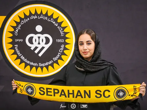 هاشمی، به جمع طلایی‌پوشان پیوست