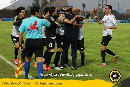 هفته 12 لیگ برتر فوتبال فصل 00-99 -استادیوم شهر آبادان عکس : یاسر جمالی