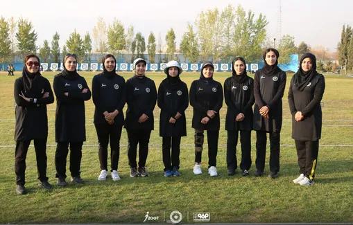 بانوان کماندار سپاهان با ۱۳ امتیاز، در تعقیب رده دوم جدول