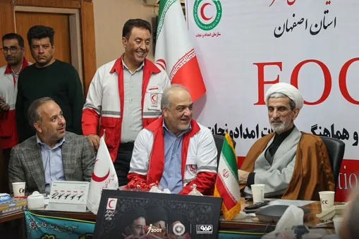 اعضای باشگاه سپاهان با حضور خود روحیه داوطلبان هلال احمر‌ را بالا بردند