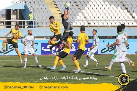هفته 17 لیگ برتر فصل 00-99 استادیوم شهر اراک - اختصاصی روابط عمومی عکس : یاسر جمالی