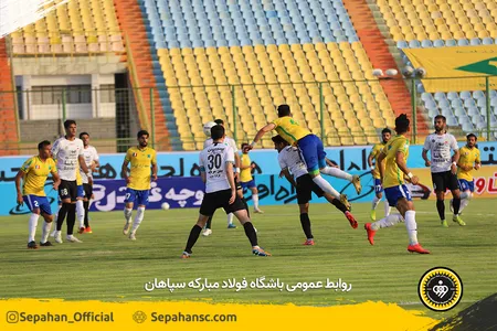 هفته 12 لیگ برتر فوتبال فصل 00-99 -استادیوم شهر آبادان عکس : یاسر جمالی