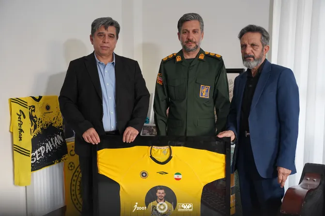 تجلیل از خانواده شهید سپاهانی جنگ رمضان توسط مدیر عامل باشگاه فولاد مبارکه سپاهان