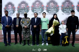 تقدیر باشگاه فولاد مبارکه سپاهان از خانواده شهید پدافند هوایی ارتش جمهوری اسلامی ایران