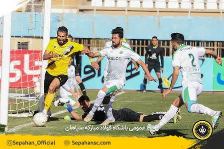 هفته 17 لیگ برتر فصل 00-99 استادیوم شهر اراک - اختصاصی روابط عمومی عکس : یاسر جمالی